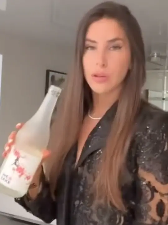 Instagram story from @jenselter with the WESAKE Sakura bottle